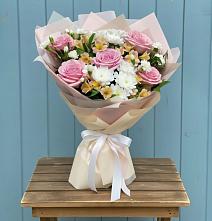 Букет цветов из:  Гвоздики, Орхидеи и Розы #REPLACE_PRED# Стрелке