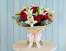 Букет цветов из:  Лилии и Розы в Стрелке