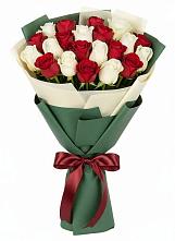 Букет Микс из красных и белых роз в Стрелке