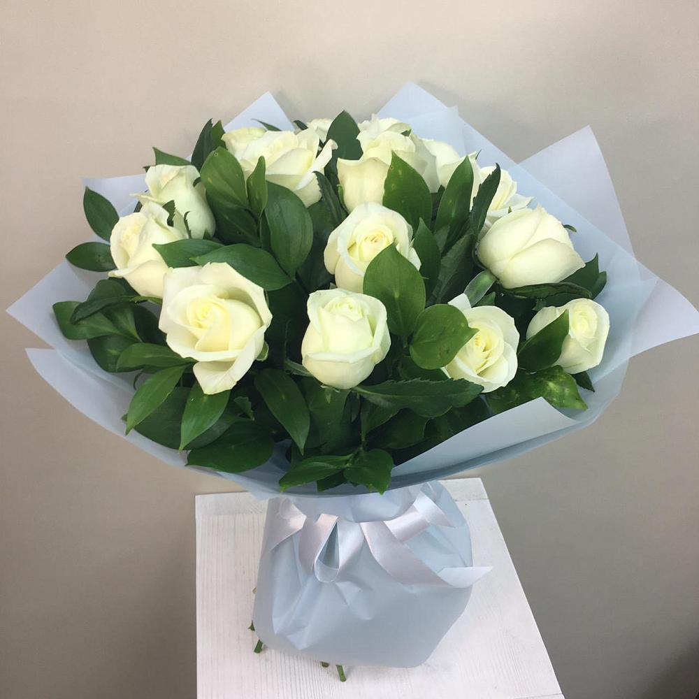 Букет 15 Белых роз Проуд в Стрелке