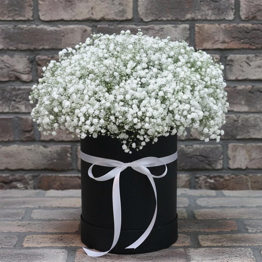 Цветочная композиция из Гипсофила в шляпной коробке в Стрелке