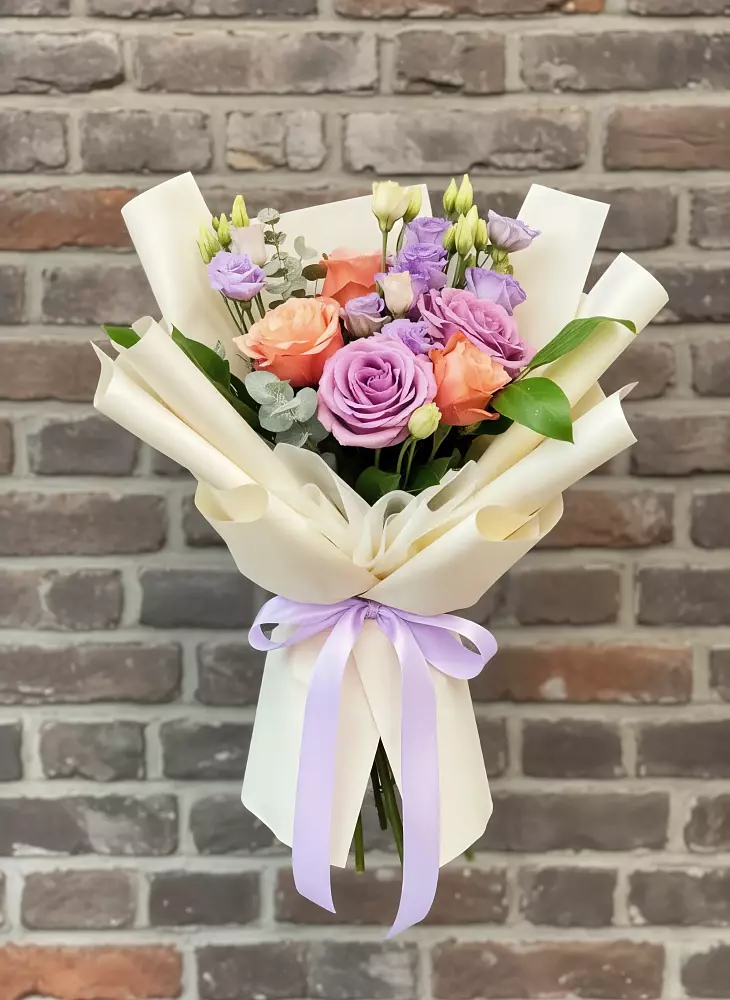 Букет цветов из: Лизиантусы и Розы в Стрелке