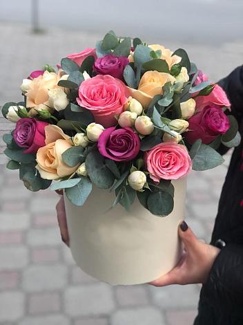 Цветочная композиция из Розы в шляпной коробке в Стрелке