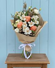 Букет цветов из:  Альстромерии, Лизиантусы, Розы и Хризантемы в Стрелке