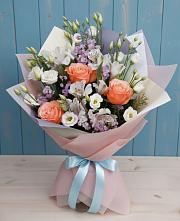 Букет цветов из:  Лизиантусы, Розы, Альстромерии и Гипсофила в Стрелке
