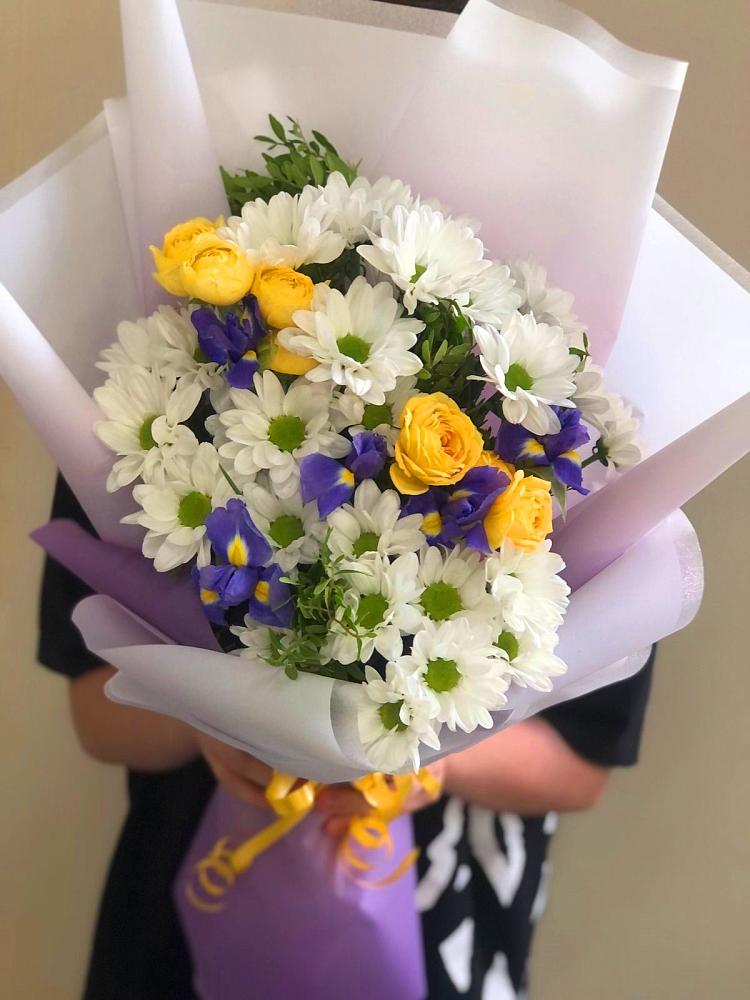 Букет цветов из: Ирисы, Хризантемы и Розы в Стрелке