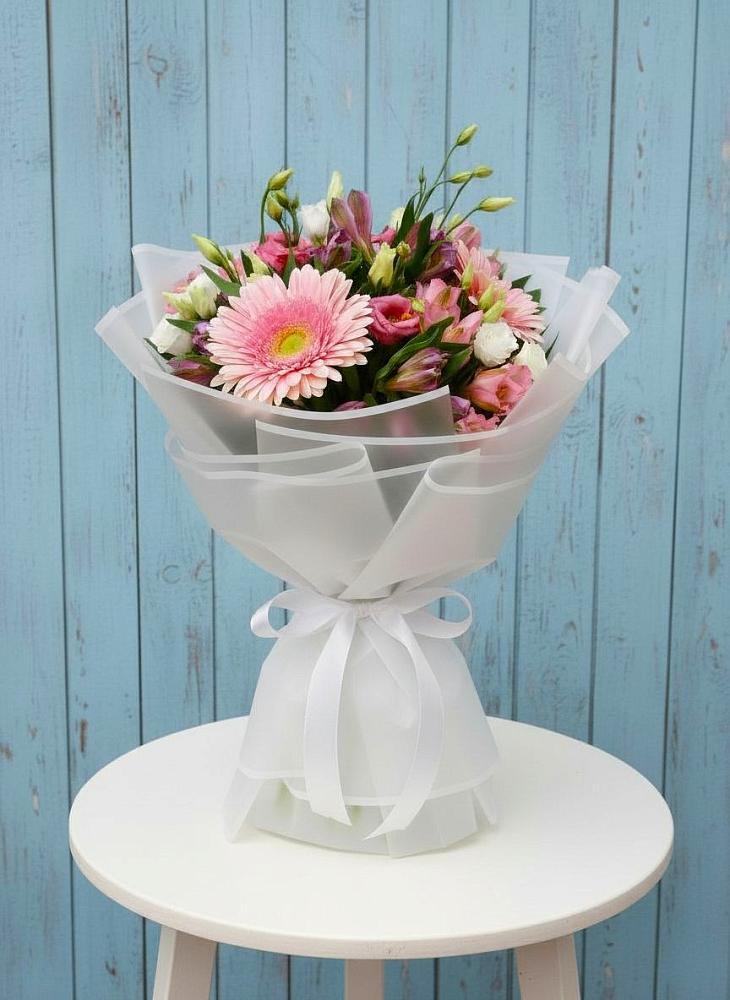 Букет цветов из: Герберы, Альстромерии и Лизиантусы в Стрелке