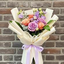 Букет цветов из:  Лизиантусы и Розы в Стрелке