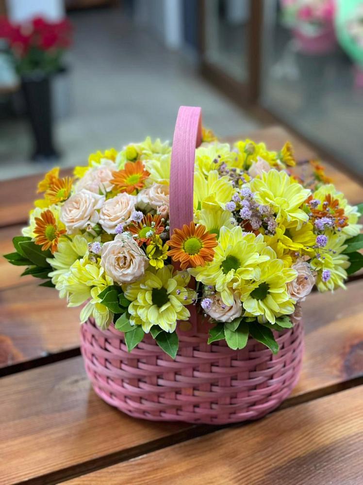 Цветочная композиция из Хризантемы и Розы в корзине в Стрелке