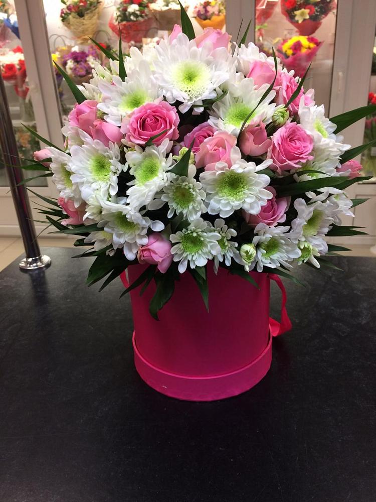 Цветочная композиция из Розы и Хризантемы в шляпной коробке в Стрелке