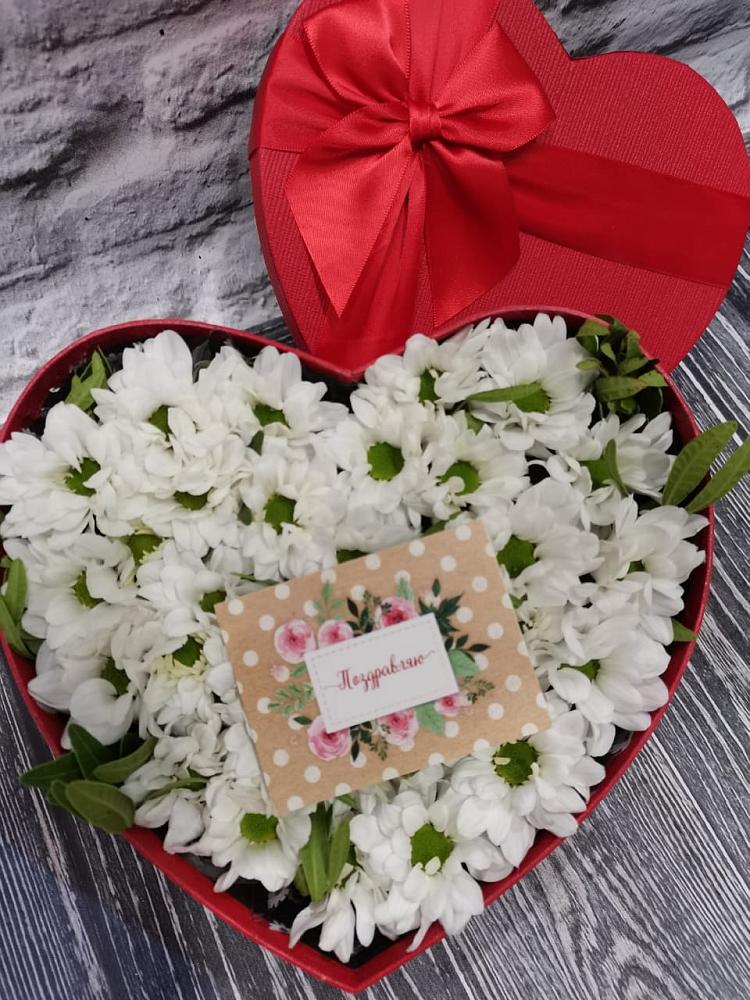 Цветочная композиция из Хризантемы в виде сердца в Стрелке