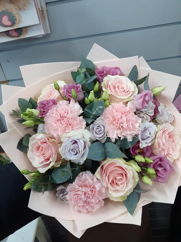 Букет цветов из: Розы, Гвоздики и Лизиантусы в Стрелке