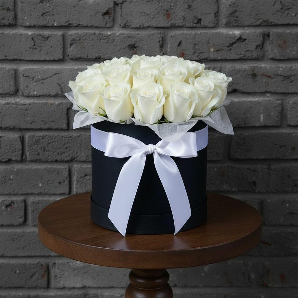 Цветочная композиция из Розы в шляпной коробке в Стрелке