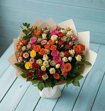 Букет Микс из разноцветных кустовых роз в Стрелке