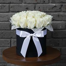 Цветочная композиция из Розы в шляпной коробке в Стрелке